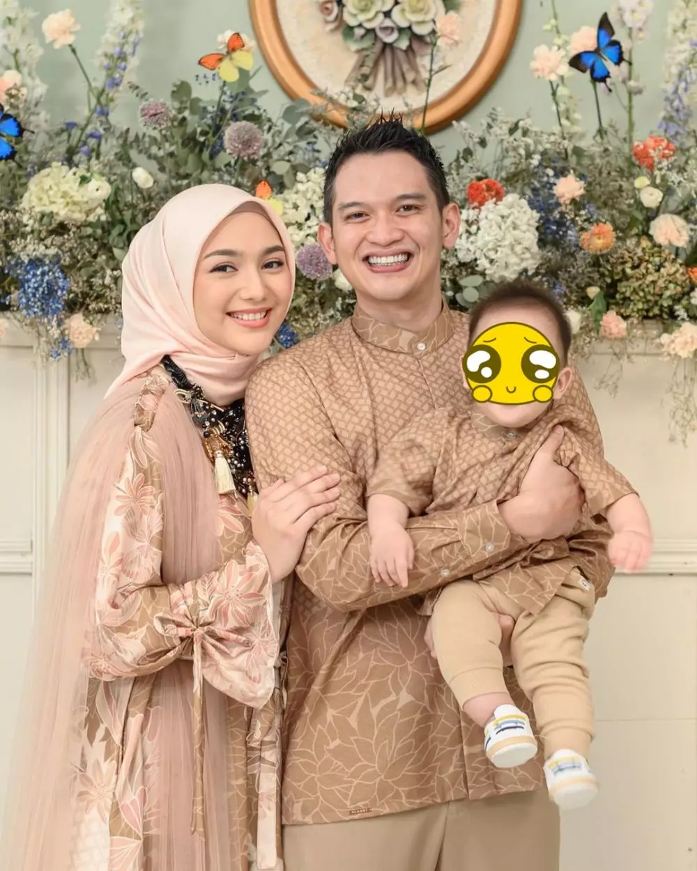 Pemotretan keluarga seleb pakai busana muslim Instagram © 2021 brilio.net Pemotretan keluarga seleb pakai busana muslim Instagram © 2021 brilio.net