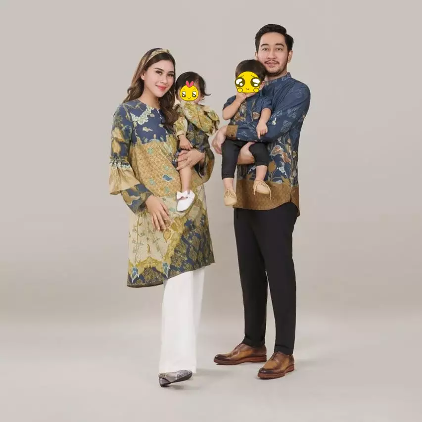 Pemotretan keluarga seleb pakai busana muslim Instagram © 2021 brilio.net Pemotretan keluarga seleb pakai busana muslim Instagram © 2021 brilio.net