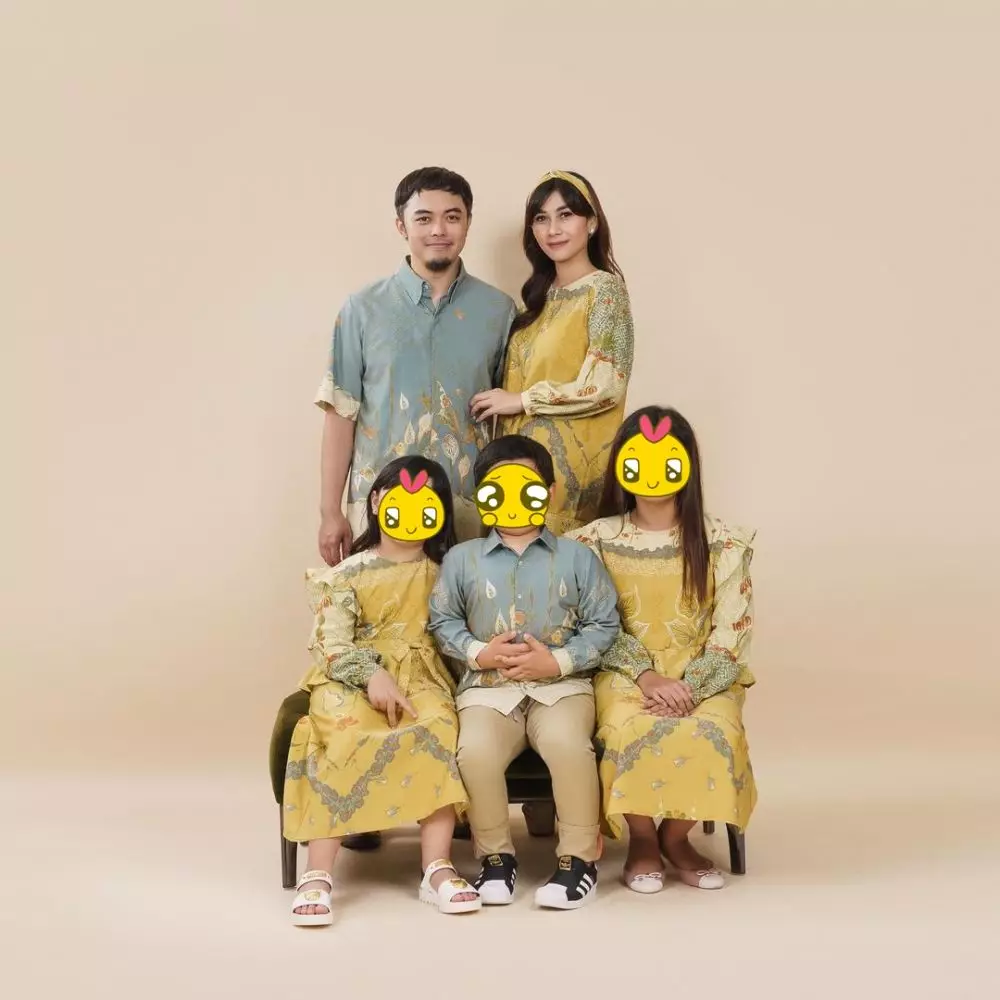 Pemotretan keluarga seleb pakai busana muslim Instagram © 2021 brilio.net Pemotretan keluarga seleb pakai busana muslim Instagram © 2021 brilio.net