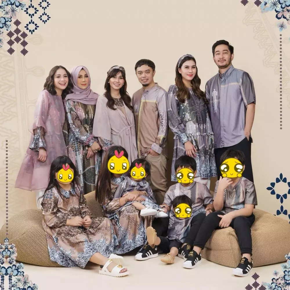 Pemotretan keluarga seleb pakai busana muslim Instagram © 2021 brilio.net Pemotretan keluarga seleb pakai busana muslim Instagram © 2021 brilio.net