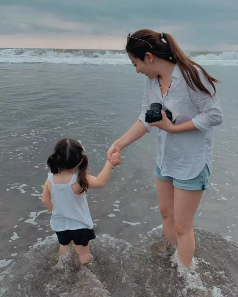 Beda gaya outfit 8 presenter saat momong anak © 2021 brilio.net Beda gaya outfit 8 presenter saat momong anak © 2021 brilio.net