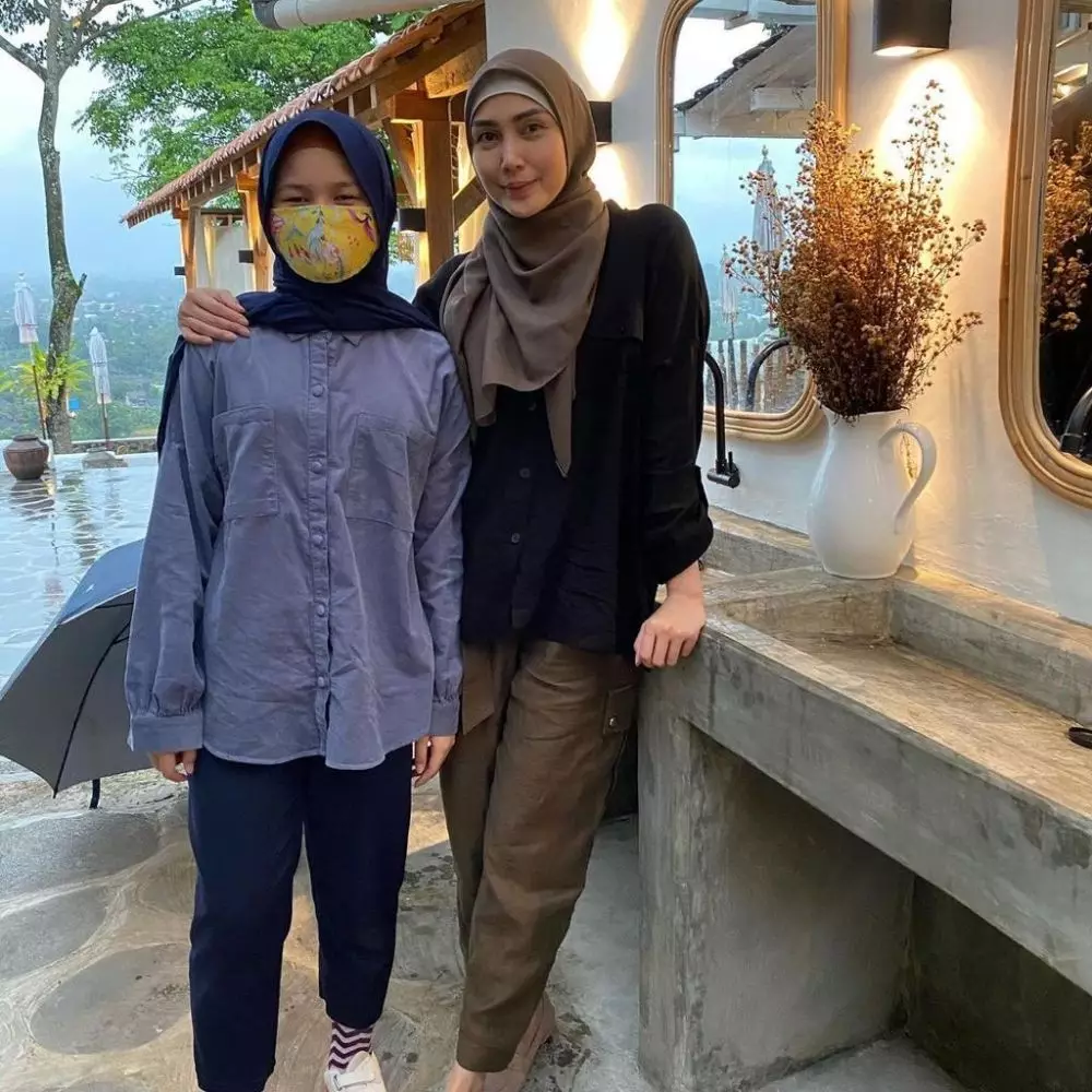 Beda gaya outfit 8 presenter saat momong anak © 2021 brilio.net Beda gaya outfit 8 presenter saat momong anak © 2021 brilio.net