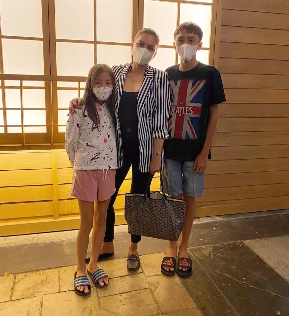 Beda gaya outfit 8 presenter saat momong anak © 2021 brilio.net Beda gaya outfit 8 presenter saat momong anak © 2021 brilio.net