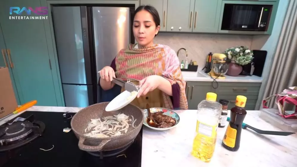 Nagita masak sahur dan buka puasa © YouTube
