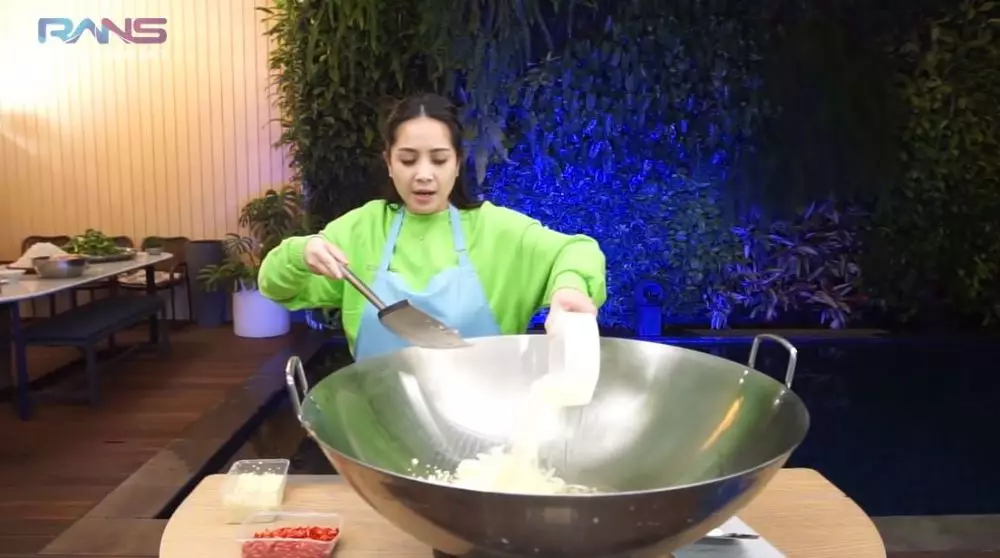 Nagita masak sahur dan buka puasa © YouTube