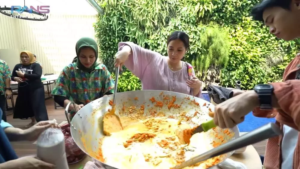 Nagita masak sahur dan buka puasa © YouTube
