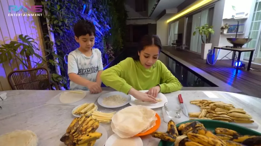 Nagita masak sahur dan buka puasa © YouTube