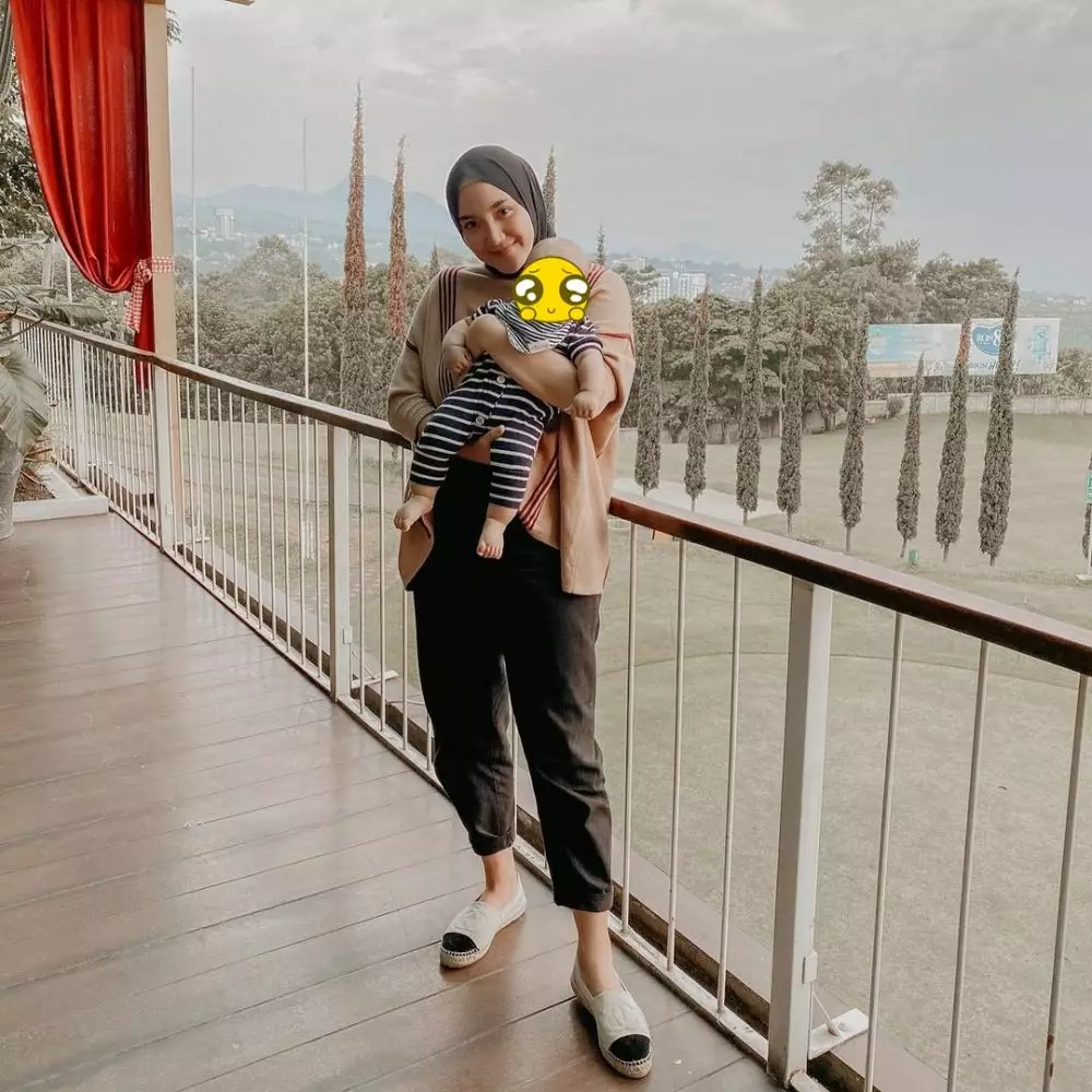 Gaya OOTD 10 seleb dengan anak pertama Instagram © 2021 brilio.net