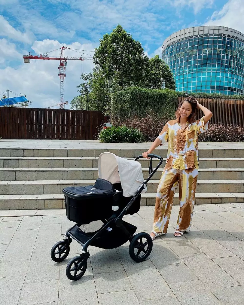 Gaya OOTD 10 seleb dengan anak pertama Instagram © 2021 brilio.net