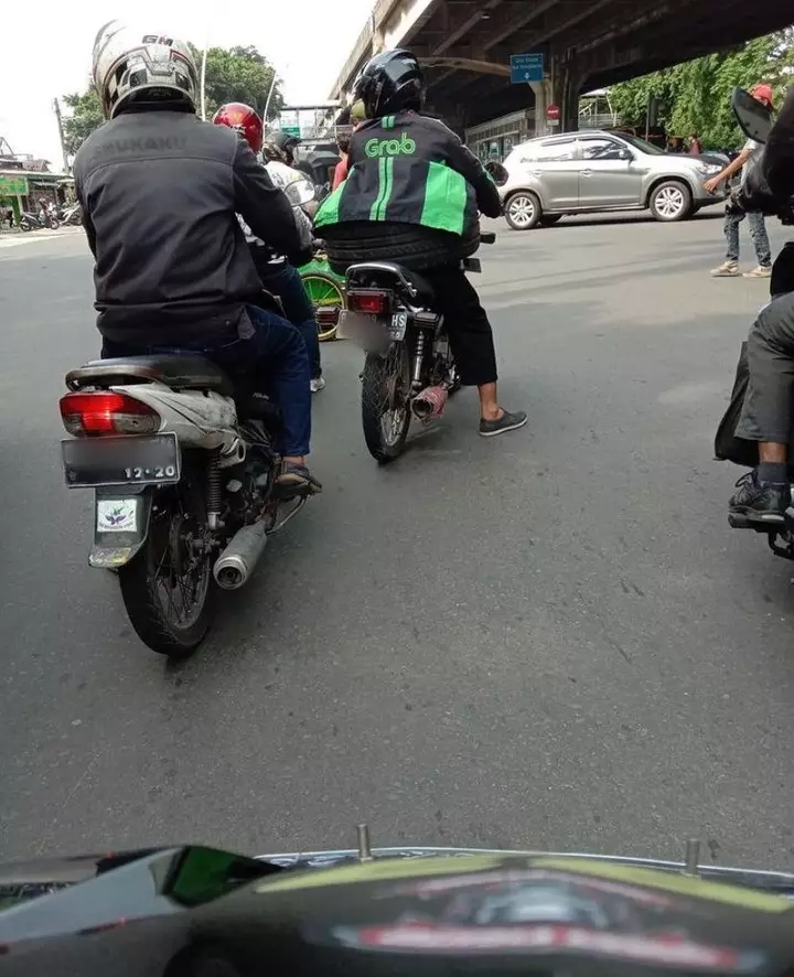 Kelakuan lucu driver ojekonline © berbagai sumber