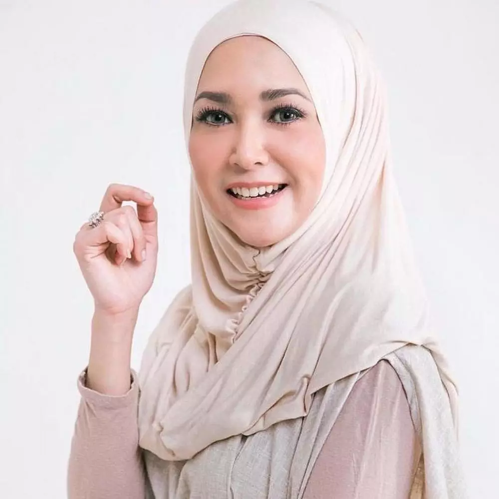 Potret diva saat berhijab © Instagram
