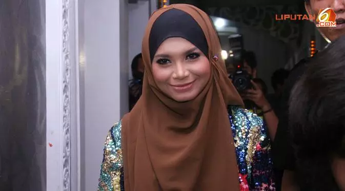 Potret diva saat berhijab © Instagram