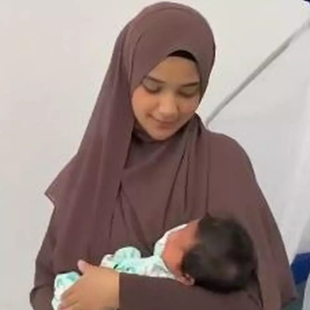 Sembuh dari Covid-19, ini 7 momen Nadya Mustika momong baby Syaki