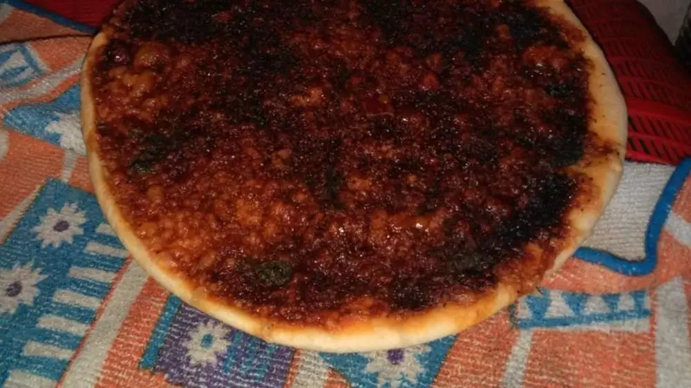 pizza nyeleneh abis Berbagai sumber
