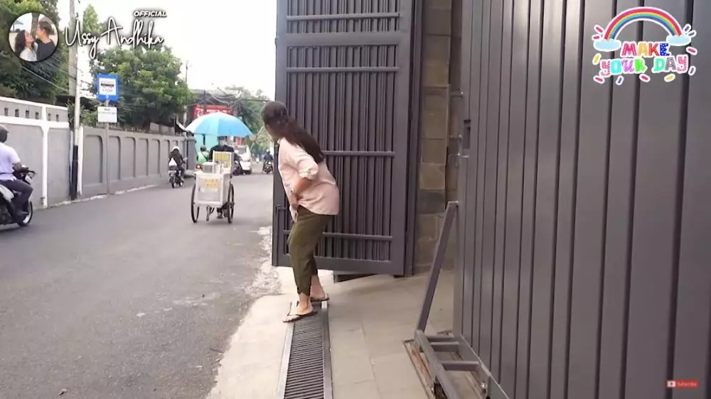 Ussy borong bakso © YouTube