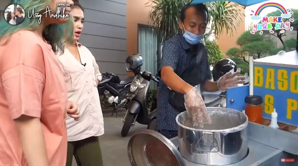 Ussy borong bakso © YouTube