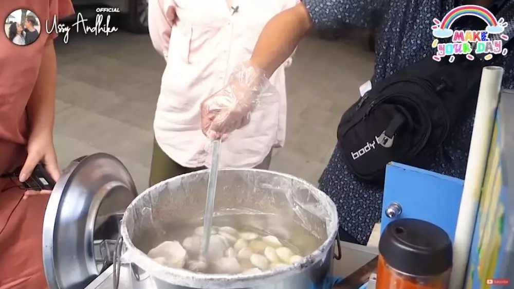 Ussy borong bakso © YouTube