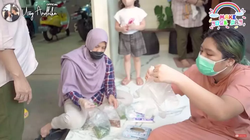 Ussy borong bakso © YouTube