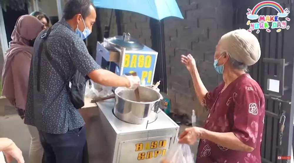 Ussy borong bakso © YouTube