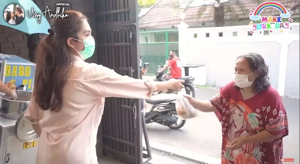 Ussy borong bakso © YouTube