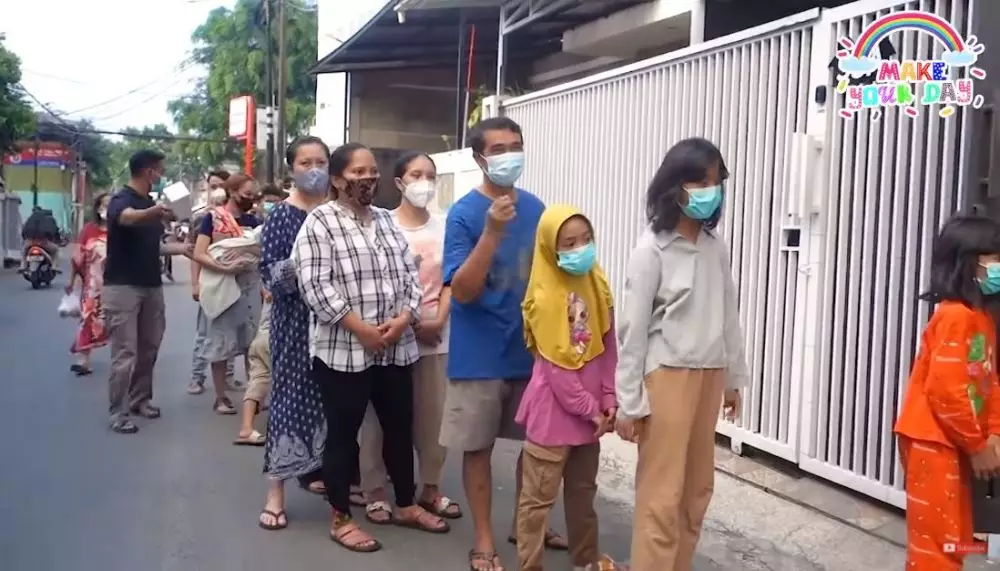 Ussy borong bakso © YouTube