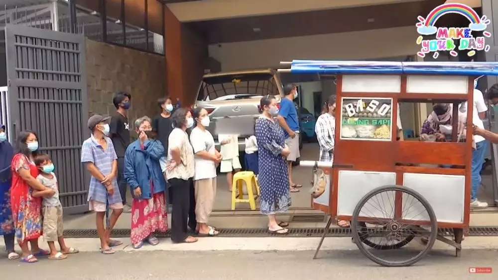 Ussy borong bakso © YouTube