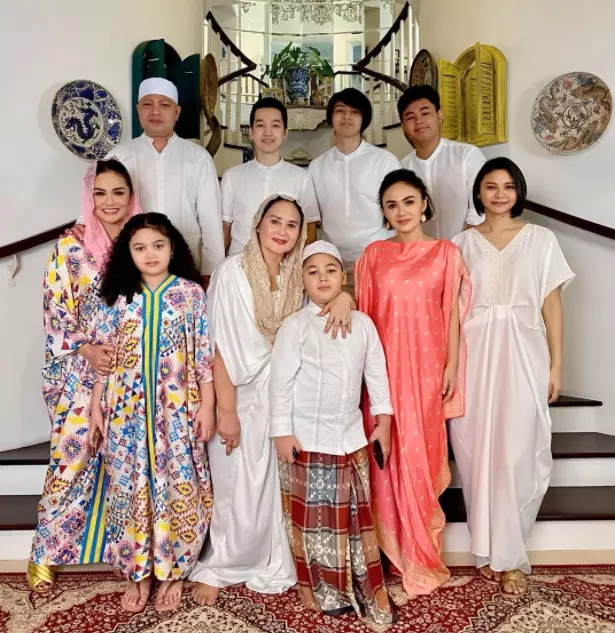Inspirasi baju lebaran keluarga seleb Instagram