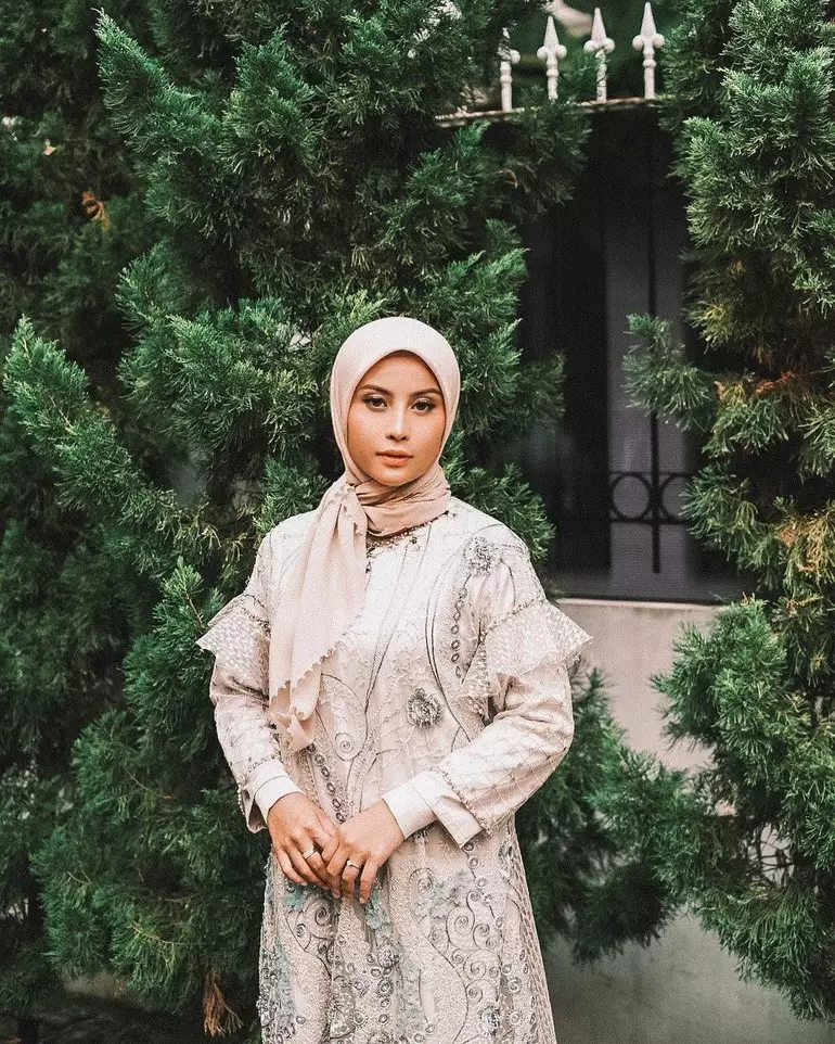 Insipirasi gaya hijab Awkarin © Instagram/@awkarin