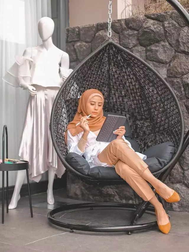 Insipirasi gaya hijab Awkarin © Instagram/@awkarin