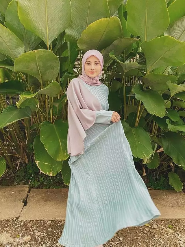 Insipirasi gaya hijab Awkarin © Instagram/@awkarin
