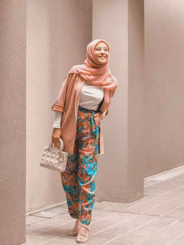 Insipirasi gaya hijab Awkarin © Instagram/@awkarin