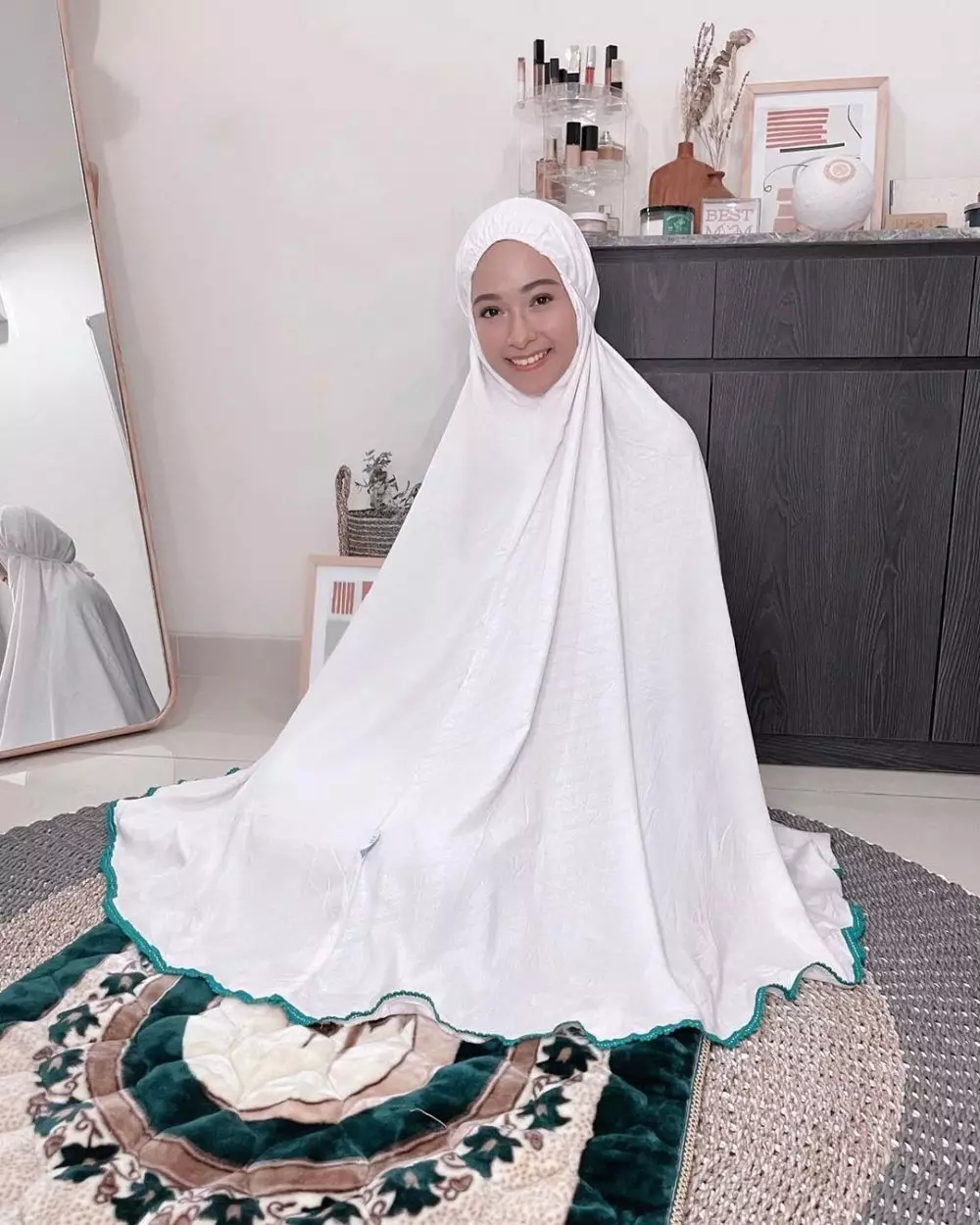 10 gaya seleb pakai mukena bikin adem Instagram © 2021 brilio.net 10 gaya seleb pakai mukena bikin adem Instagram © 2021 brilio.net