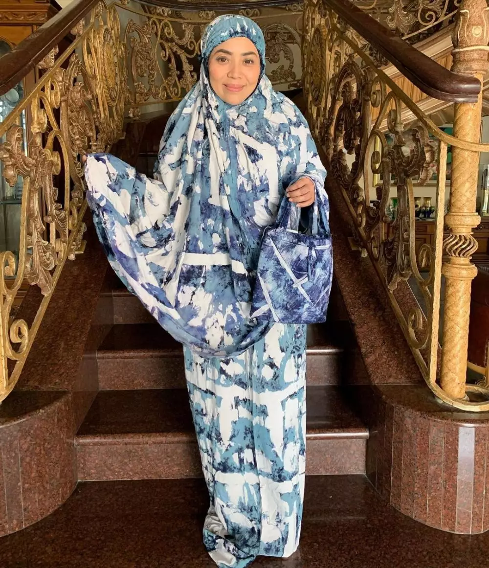 10 gaya seleb pakai mukena bikin adem Instagram © 2021 brilio.net 10 gaya seleb pakai mukena bikin adem Instagram © 2021 brilio.net