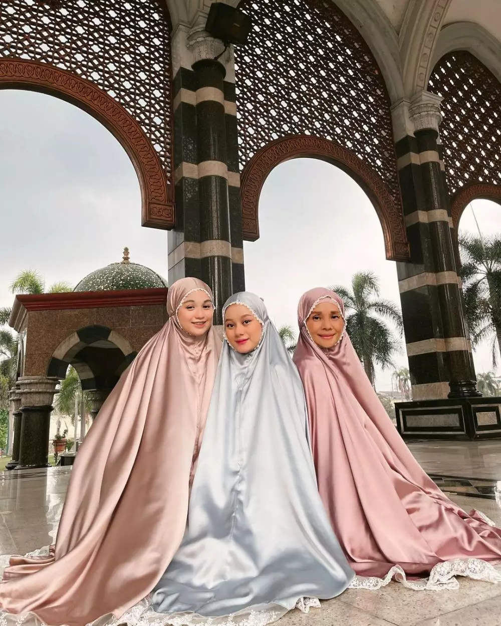 10 gaya seleb pakai mukena bikin adem Instagram © 2021 brilio.net 10 gaya seleb pakai mukena bikin adem Instagram © 2021 brilio.net