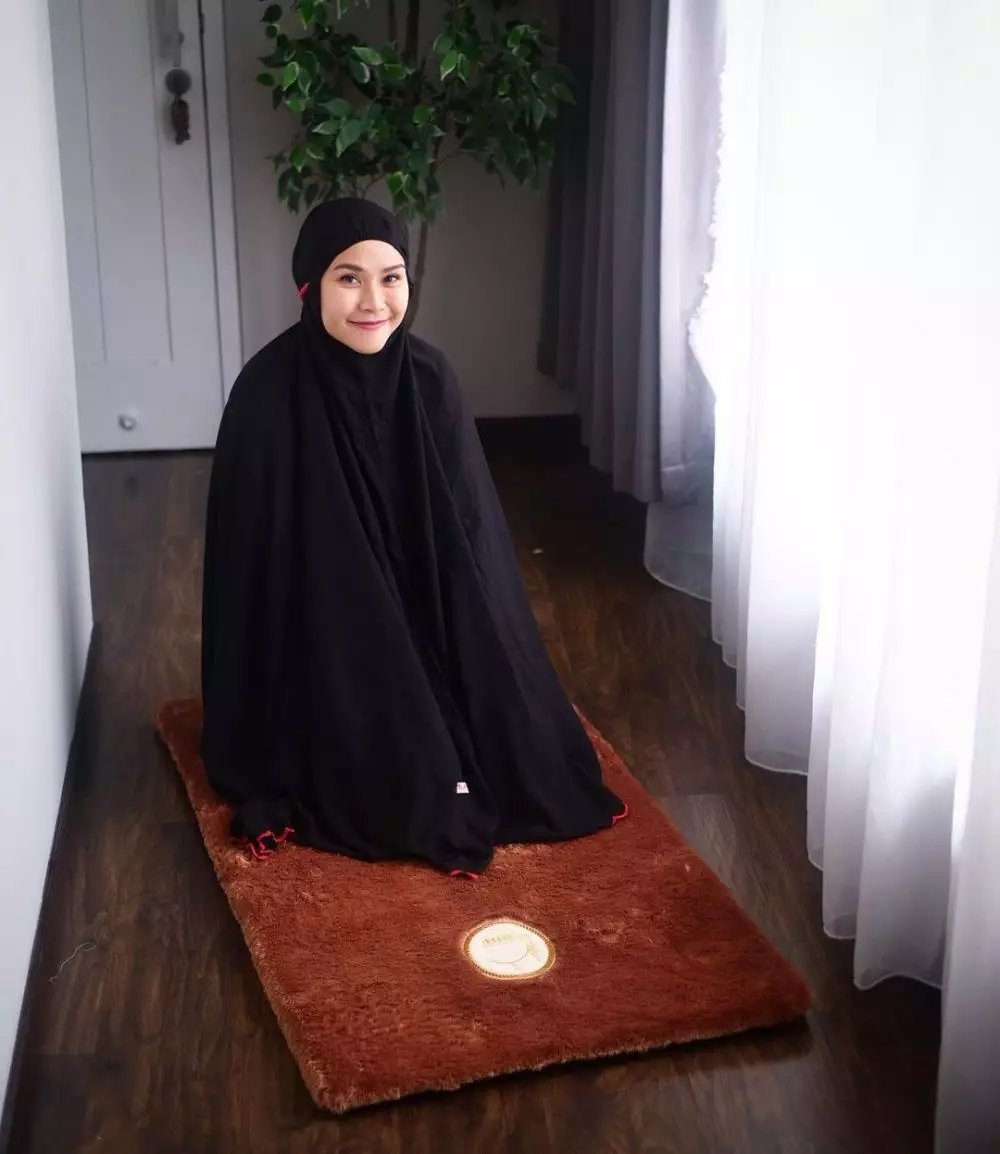 10 gaya seleb pakai mukena bikin adem Instagram © 2021 brilio.net 10 gaya seleb pakai mukena bikin adem Instagram © 2021 brilio.net