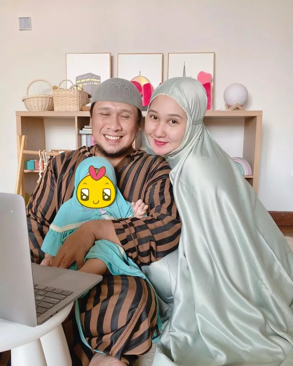 10 gaya seleb pakai mukena bikin adem Instagram © 2021 brilio.net 10 gaya seleb pakai mukena bikin adem Instagram © 2021 brilio.net