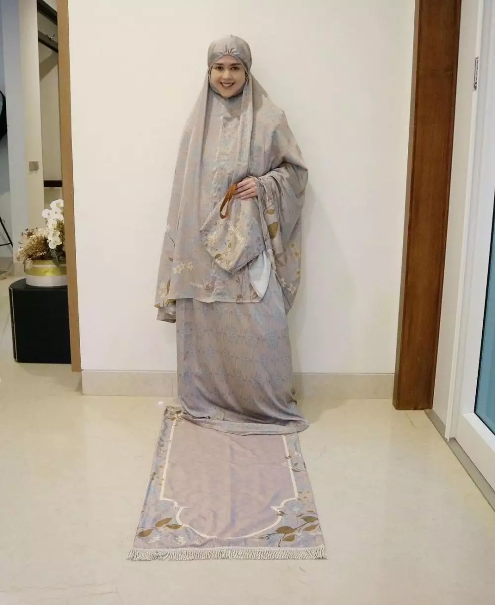 10 gaya seleb pakai mukena bikin adem Instagram © 2021 brilio.net 10 gaya seleb pakai mukena bikin adem Instagram © 2021 brilio.net