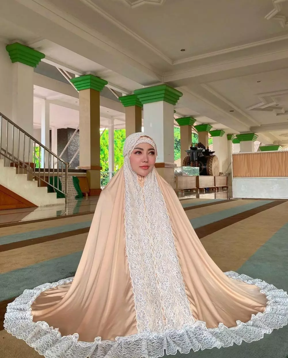 10 gaya seleb pakai mukena bikin adem Instagram © 2021 brilio.net 10 gaya seleb pakai mukena bikin adem Instagram © 2021 brilio.net