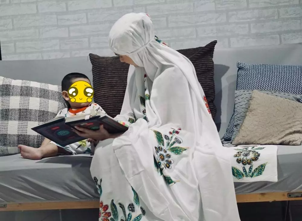 10 gaya seleb pakai mukena bikin adem Instagram © 2021 brilio.net 10 gaya seleb pakai mukena bikin adem Instagram © 2021 brilio.net