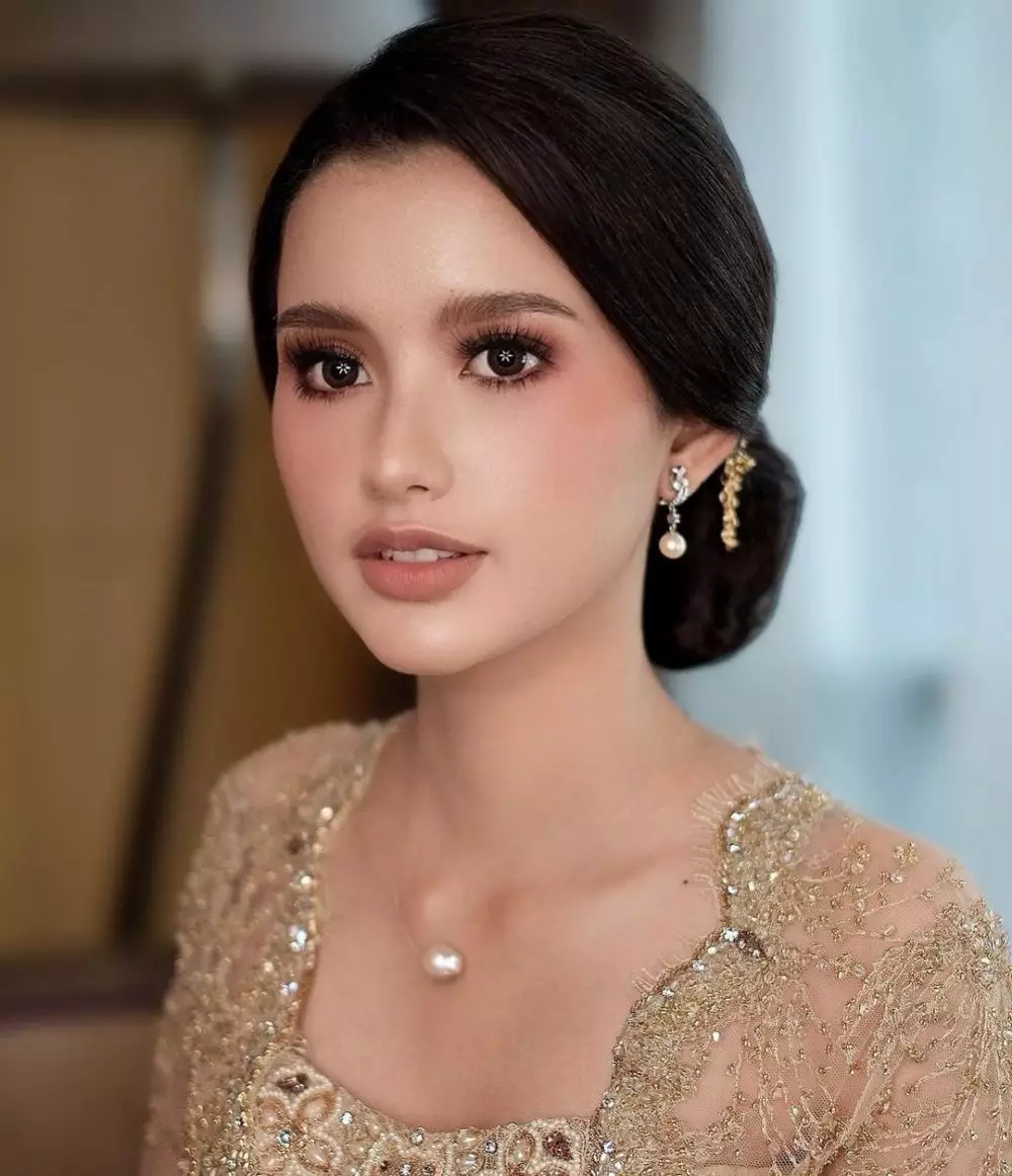 Sarah Menzel dengan makeup tebal © 2021 brilio.net