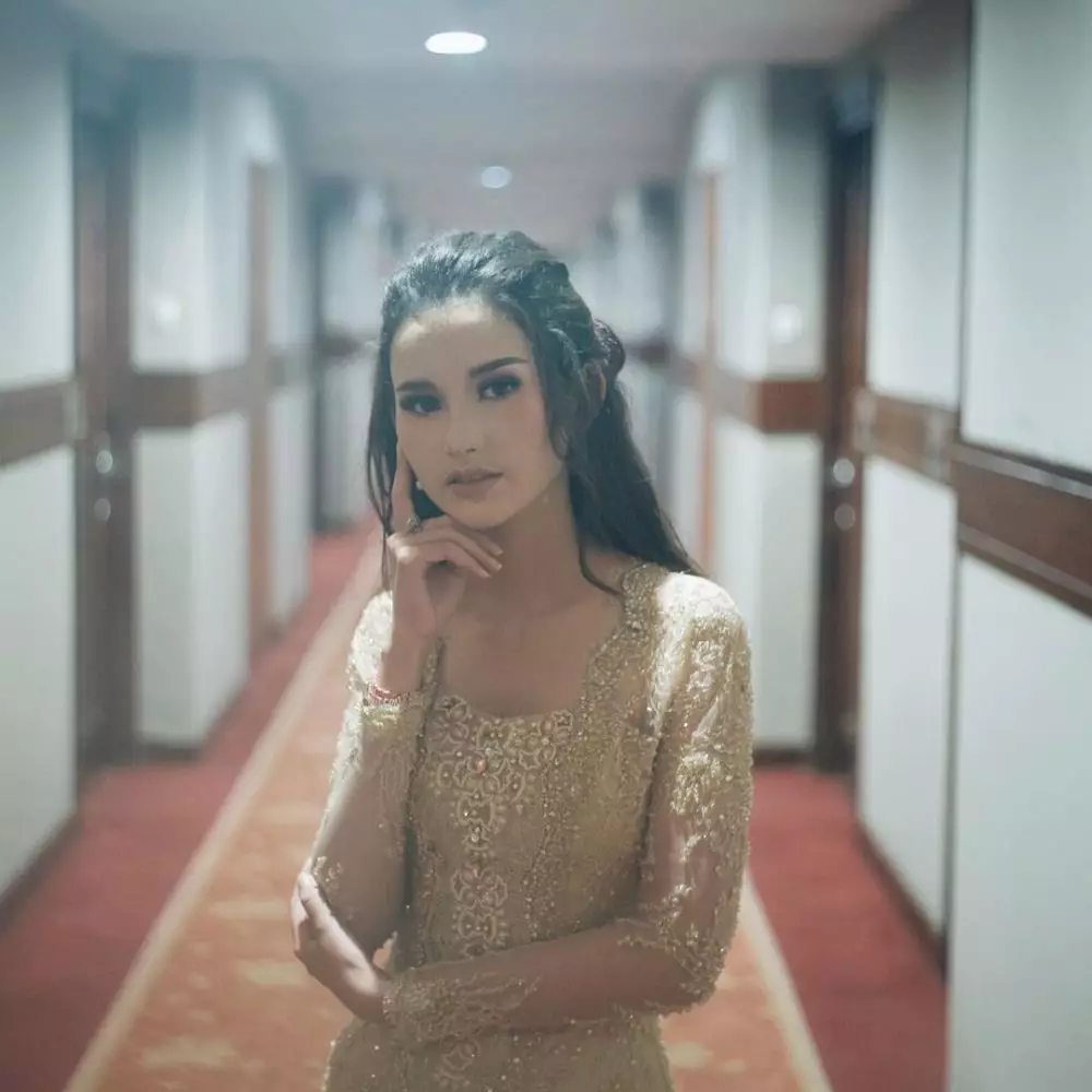 Sarah Menzel dengan makeup tebal © 2021 brilio.net