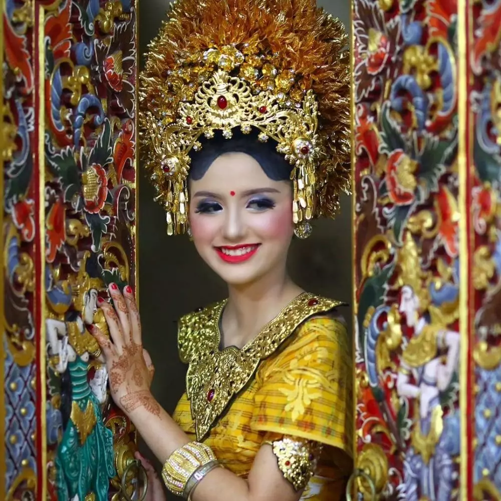 Sarah Menzel dengan makeup tebal © 2021 brilio.net