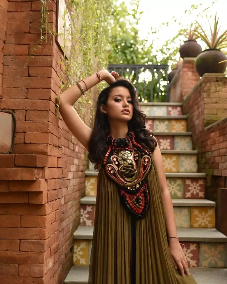 Sarah Menzel dengan makeup tebal © 2021 brilio.net