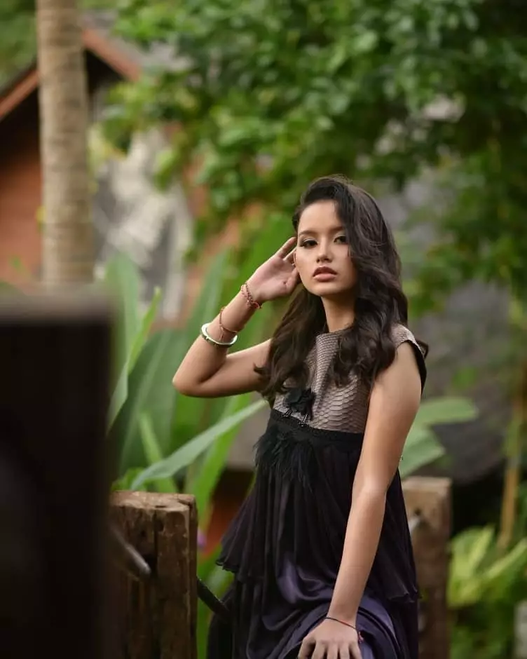 Sarah Menzel dengan makeup tebal © 2021 brilio.net