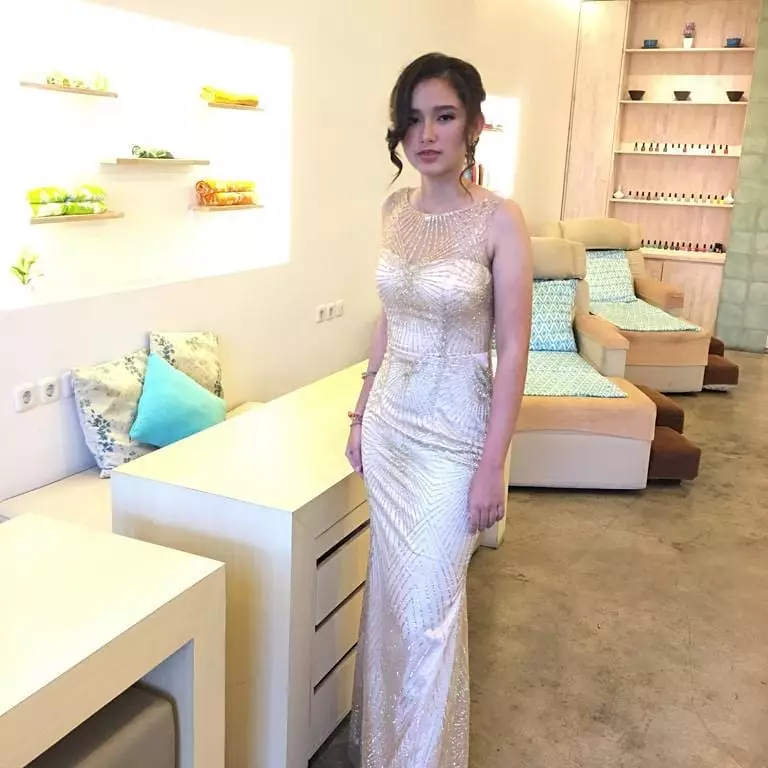 Sarah Menzel dengan makeup tebal © 2021 brilio.net