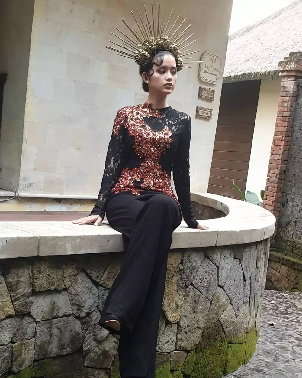 Sarah Menzel dengan makeup tebal © 2021 brilio.net