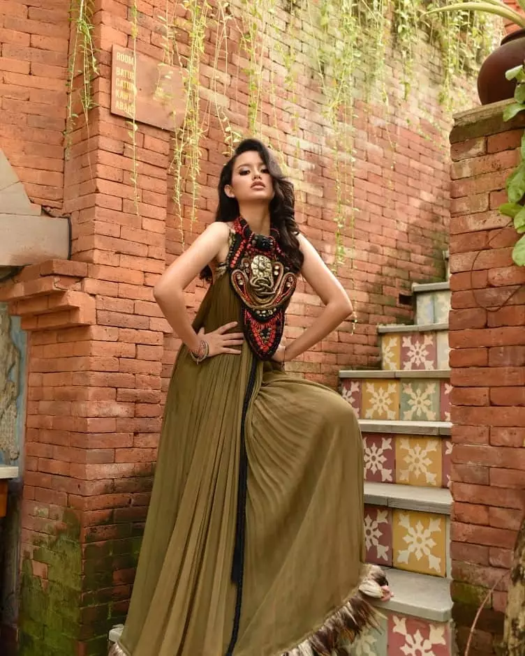 Sarah Menzel dengan makeup tebal © 2021 brilio.net