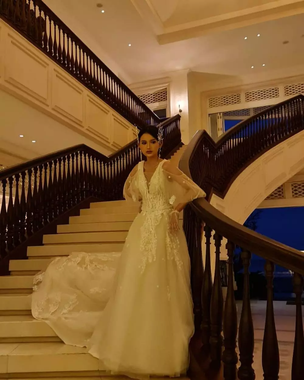 Sarah Menzel dengan makeup tebal © 2021 brilio.net