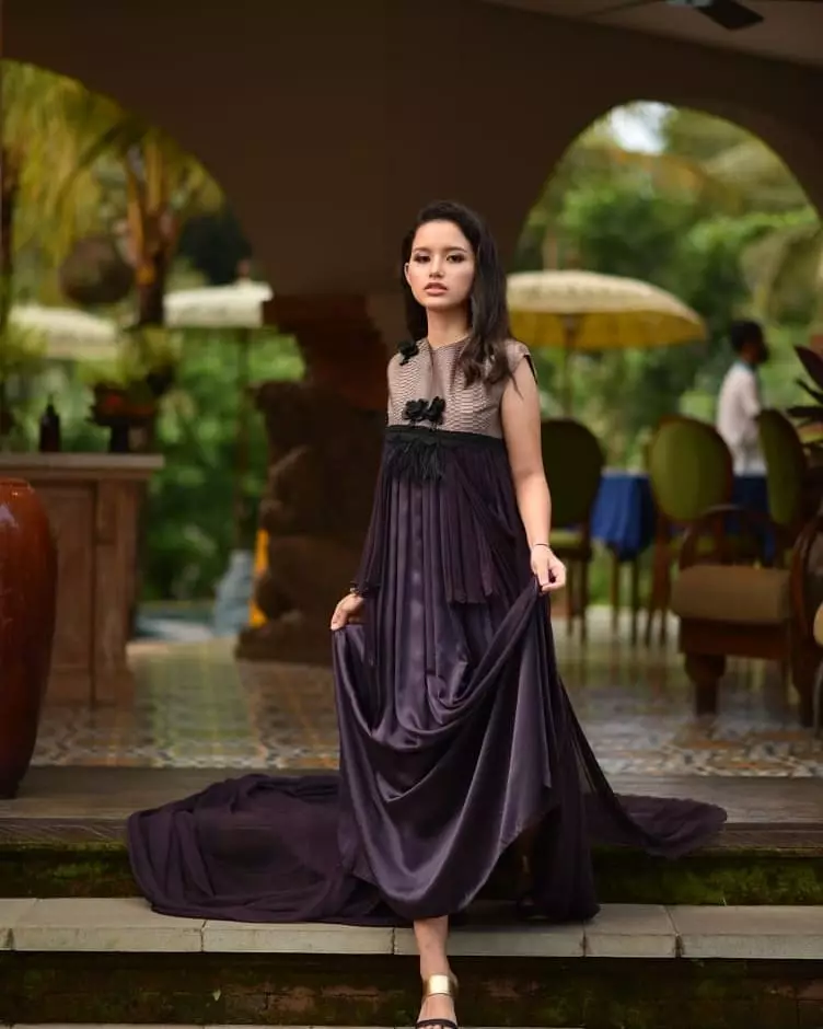 Sarah Menzel dengan makeup tebal © 2021 brilio.net