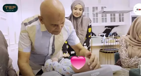 Momen Mark Sungkar temui anak Zaskia Sungkar © YouTube